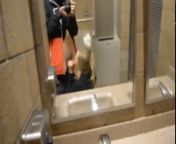 Молодые трахаются в публичном туалете